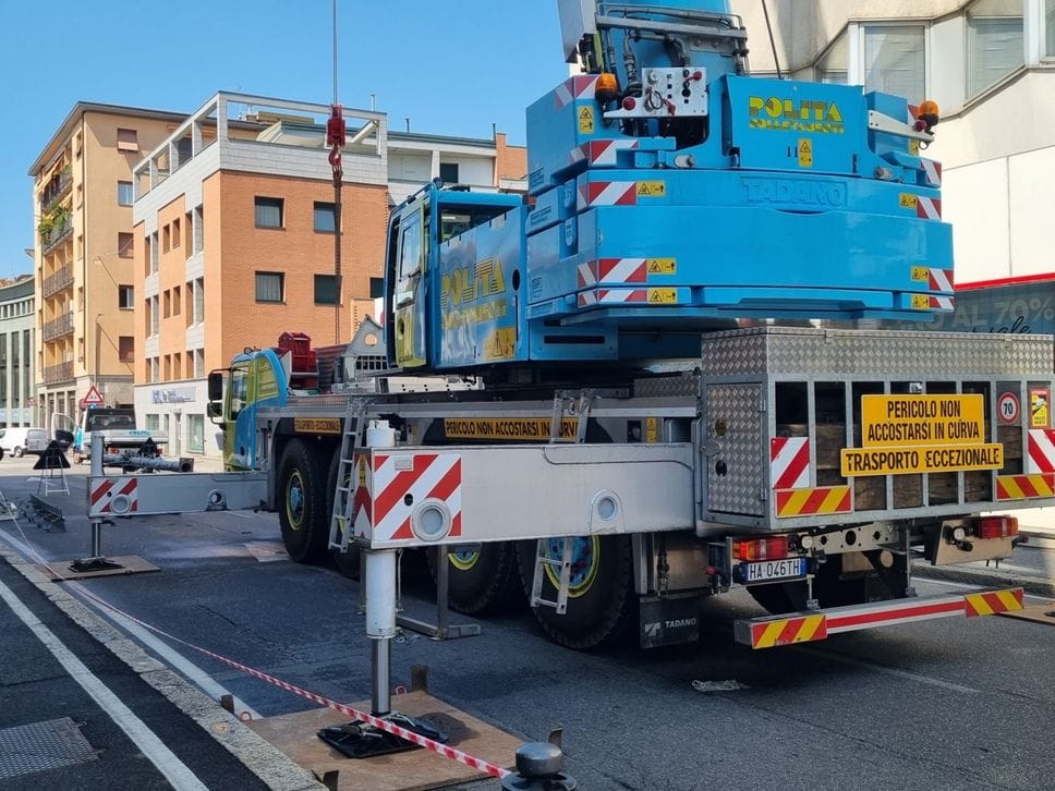 Si smonta un’antenna, chiuso un tratto di via Angelo Maj: code in centro a Bergamo - Foto
