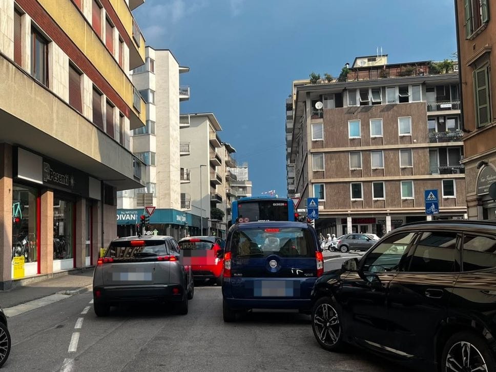 Si smonta un’antenna, chiuso un tratto di via Angelo Maj: code in centro a Bergamo - Foto