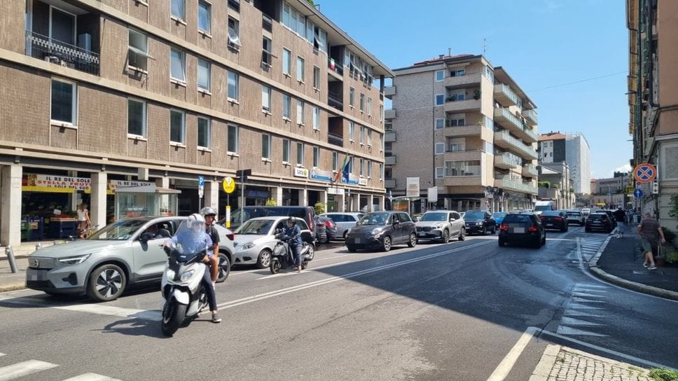Si smonta un’antenna, chiuso un tratto di via Angelo Maj: code in centro a Bergamo - Foto