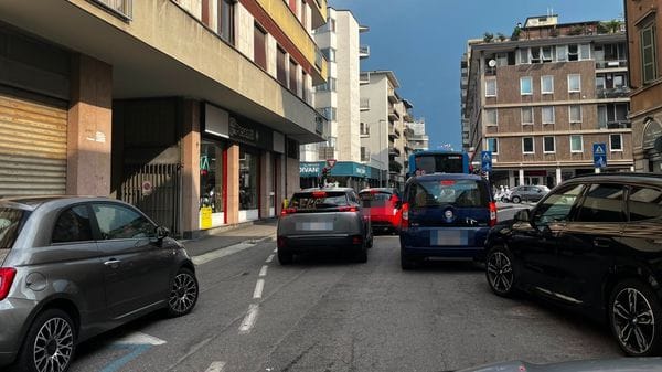 Si smonta un’antenna, chiuso un tratto di via Angelo Maj: code in centro a Bergamo
