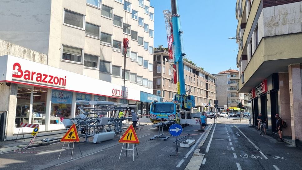 Si smonta un’antenna, chiuso un tratto di via Angelo Maj: code in centro a Bergamo - Foto