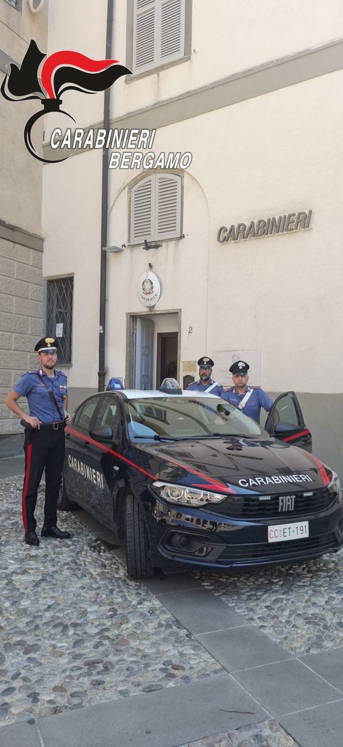 Turista derubato sul bus per Città Alta, i carabinieri in borghese arrestano i due borseggiatori