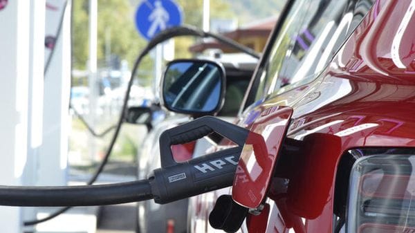 Ddl Concorrenza, chiusura vecchi distributori e conversione all'elettrico