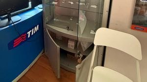 Svaligiato centro Tim a Ponte San Pietro: rubati telefonini e fondo cassa per 20 mila euro