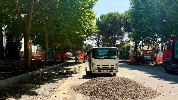 via 2mila mq di asfalto il parcheggio di longuelo sar224 pi249 verde