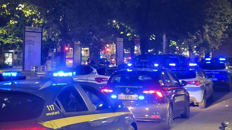Bergamo, controlli nella zona della stazione. Agente colpito con un pugno