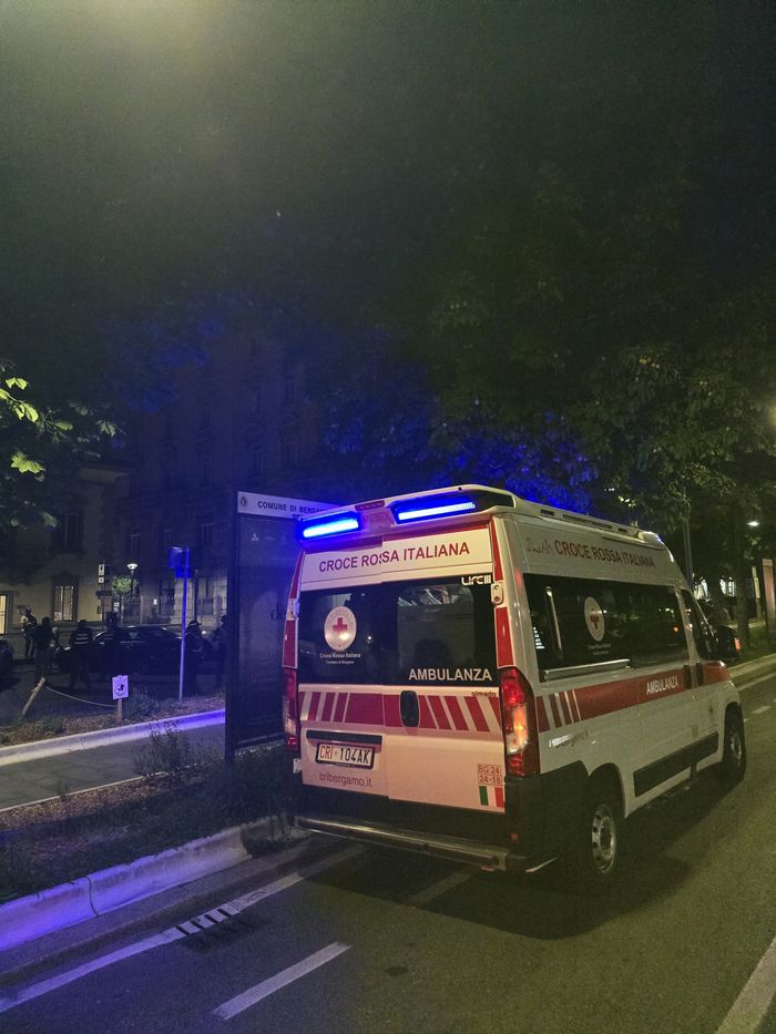 Bergamo, controlli nella zona della stazione. Agente colpito con un pugno