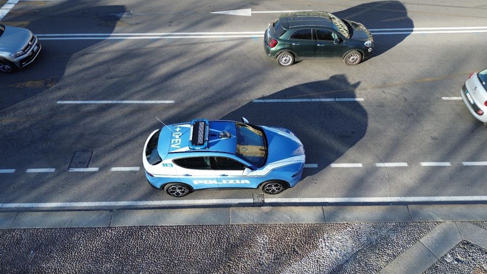 Bergamo, resta fuori casa. Anziano assistito dagli agenti della polizia