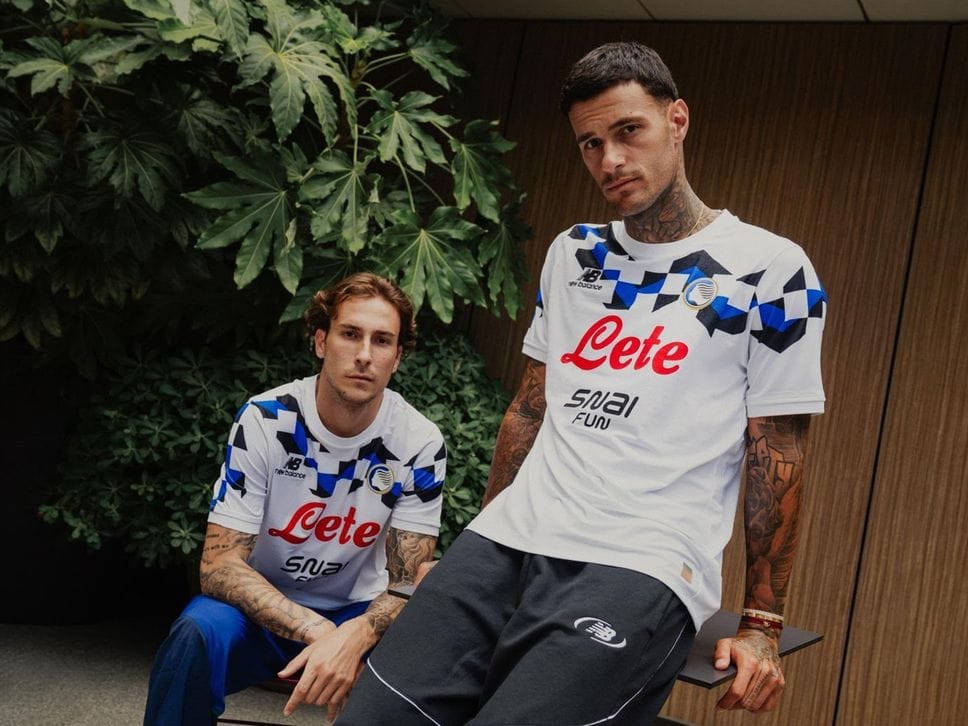 Ispirata agli anni Novanta: la nuova maglia da trasferta dell’Atalanta - Foto