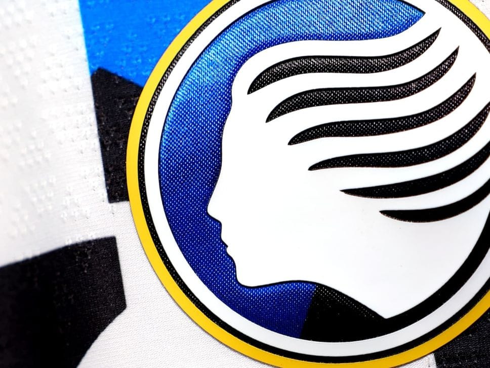 Ispirata agli anni Novanta: la nuova maglia da trasferta dell’Atalanta - Foto