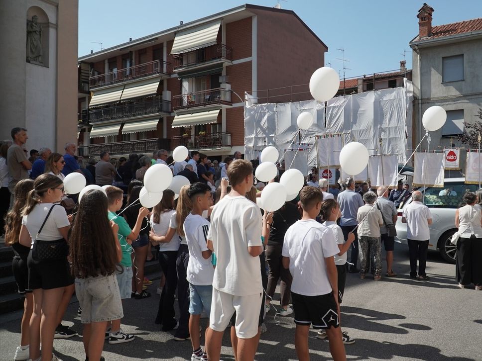 «Continua a cavalcare nei nostri cuori». Commozione a Suisio per l’ultimo saluto alla piccola Alice - Foto e video