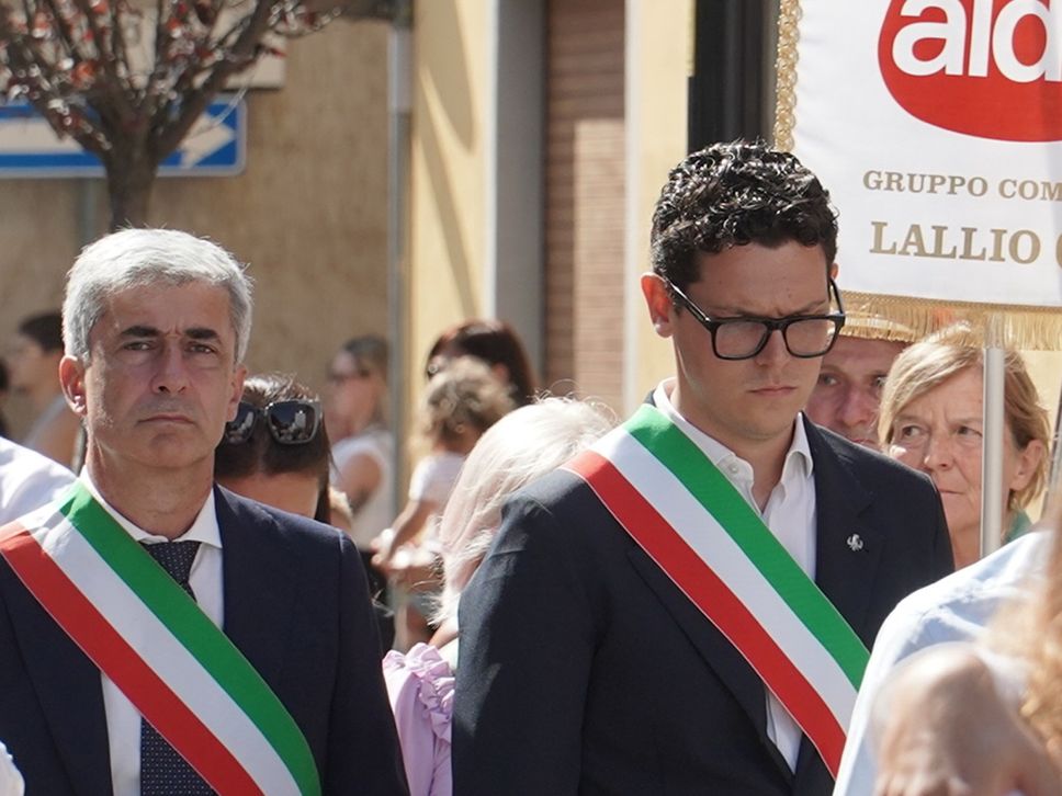 «Continua a cavalcare nei nostri cuori». Commozione a Suisio per l’ultimo saluto alla piccola Alice - Foto e video