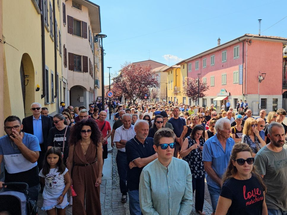 «Continua a cavalcare nei nostri cuori». Commozione a Suisio per l’ultimo saluto alla piccola Alice - Foto e video