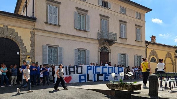 «Continua a cavalcare nei nostri cuori». Commozione a Suisio per l’ultimo saluto alla piccola Alice - Foto e video