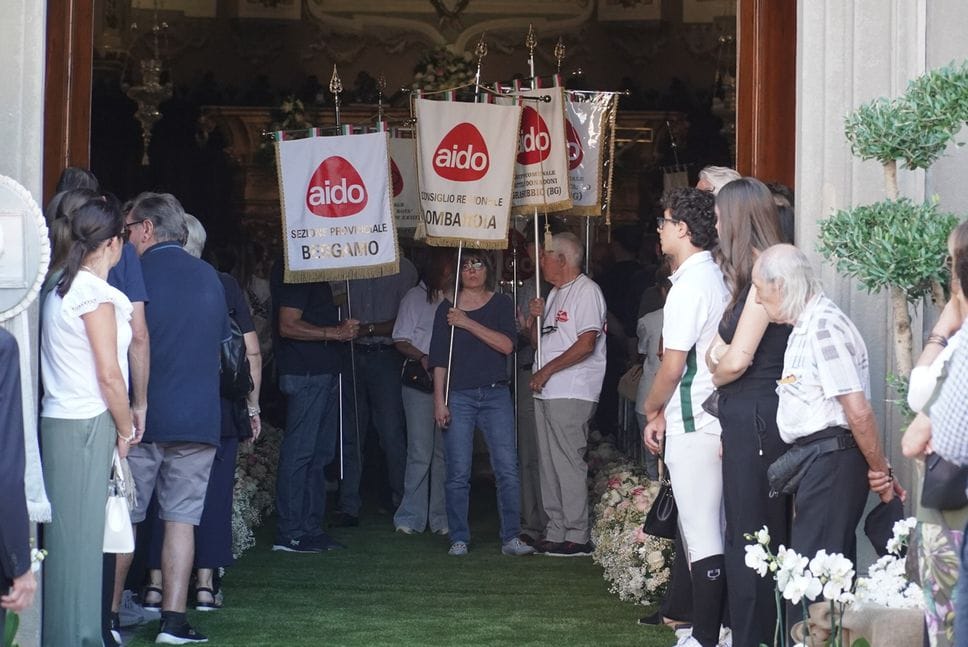 «Continua a cavalcare nei nostri cuori». Commozione a Suisio per l’ultimo saluto alla piccola Alice - Le foto