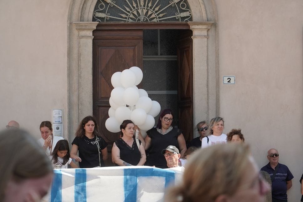 «Continua a cavalcare nei nostri cuori». Commozione a Suisio per l’ultimo saluto alla piccola Alice - Le foto