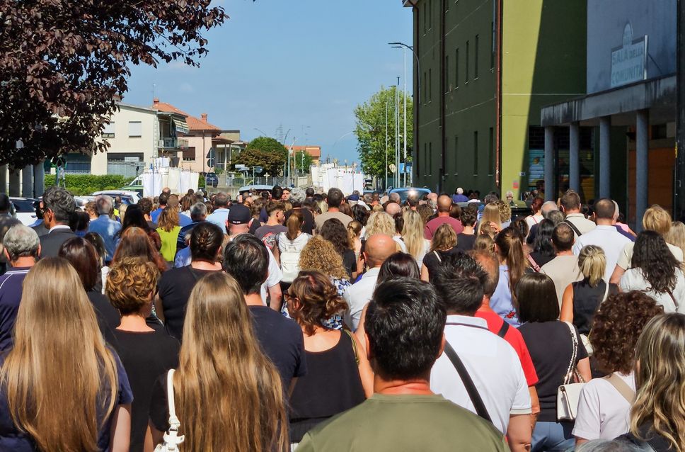 «Continua a cavalcare nei nostri cuori». Commozione a Suisio per l’ultimo saluto alla piccola Alice - Foto e video