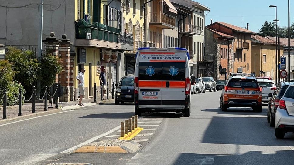 Credaro, 18enne investita da un’auto davanti al Municipio finisce in ospedale
