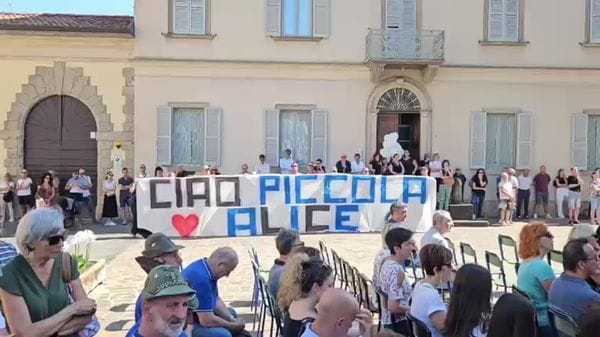 Dolore a Suisio: folla ai funerali di Alice