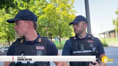 https://storage.ecodibergamo.it/media/photologue/2026/7/24/photos/cache/poliziotto-aggredito-in-centro-a-bergamo-durante-un-controllo_067f3be2-878c-11f1-9551-f04997524a6d_display.jpg