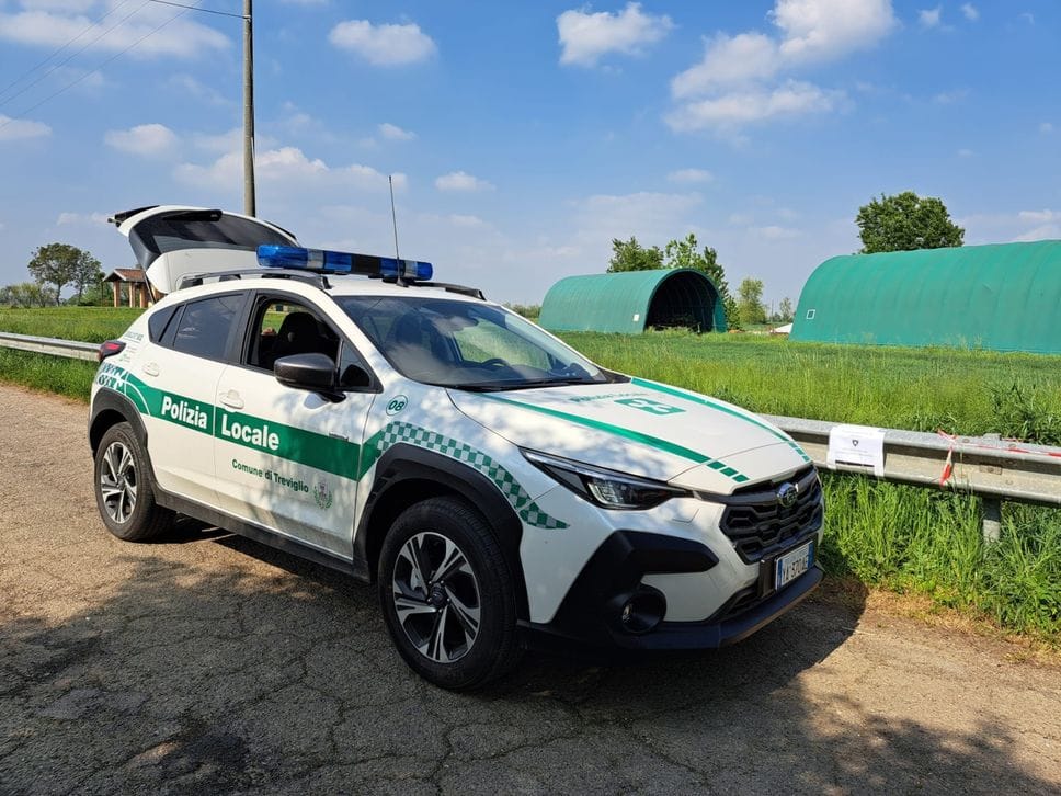 Treviglio, svuotano un appartamento e abbandonano la cucina nei campi: denunciati