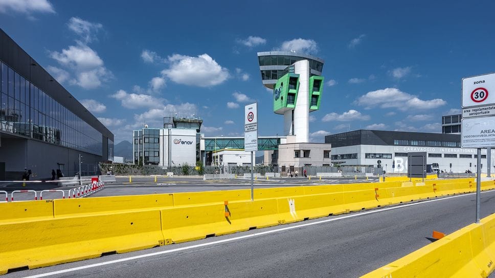 Aeroporto, un nuovo accesso da Est e due parcheggi multipiano