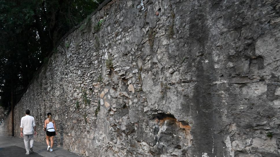  Mura ammalorate in Città Alta, via ai lavori sul viale e al parco della Crotta