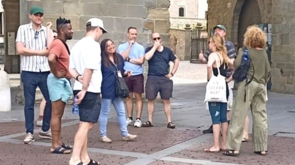 In aumento le guide turistiche abusive: polizia locale a lezione per scovarle