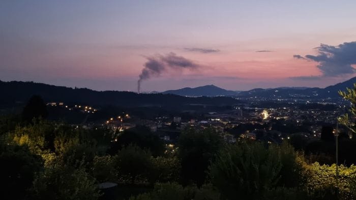 https://storage.ecodibergamo.it/media/photologue/2026/7/26/photos/cache/incendio-a-mapello-in-fiamme-bancali-di-legno-fumo-a-km-di-distanza_42a7f4ca-892f-11f1-9963-9fa84780a2ec_1920_1080_v3_large_16_9.jpeg
