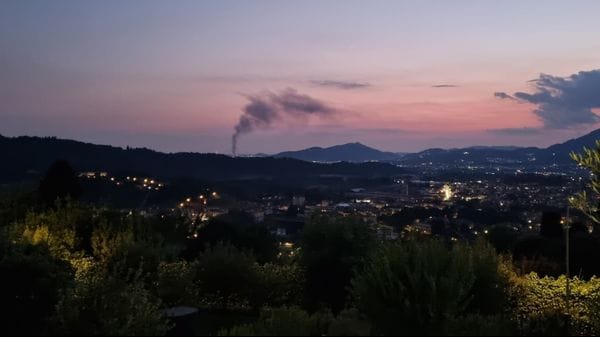 Incendio a Mapello, in fiamme bancali di legno. Fumo a km di distanza