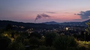 Incendio a Mapello, in fiamme bancali di legno. Fumo a km di distanza