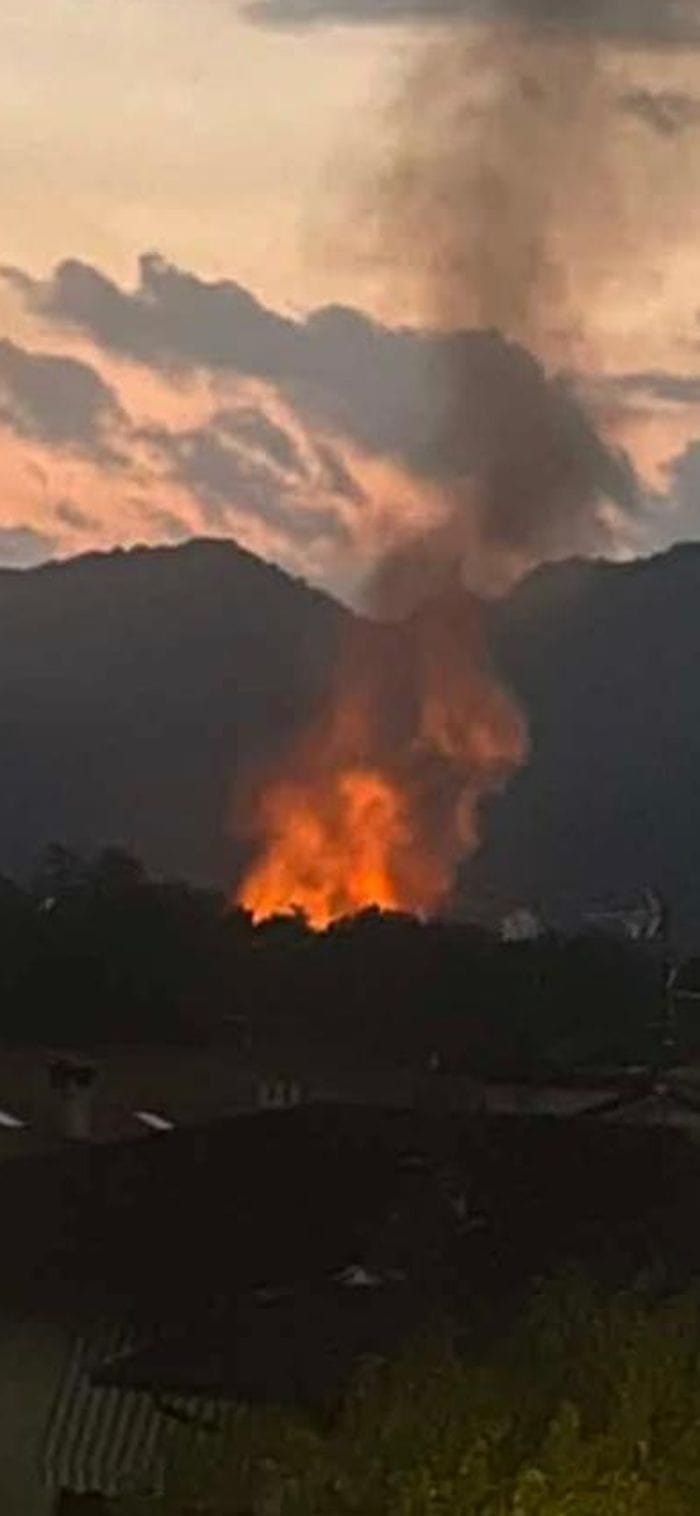 Incendio a Mapello, in fiamme bancali di legno. Fumo a km di distanza