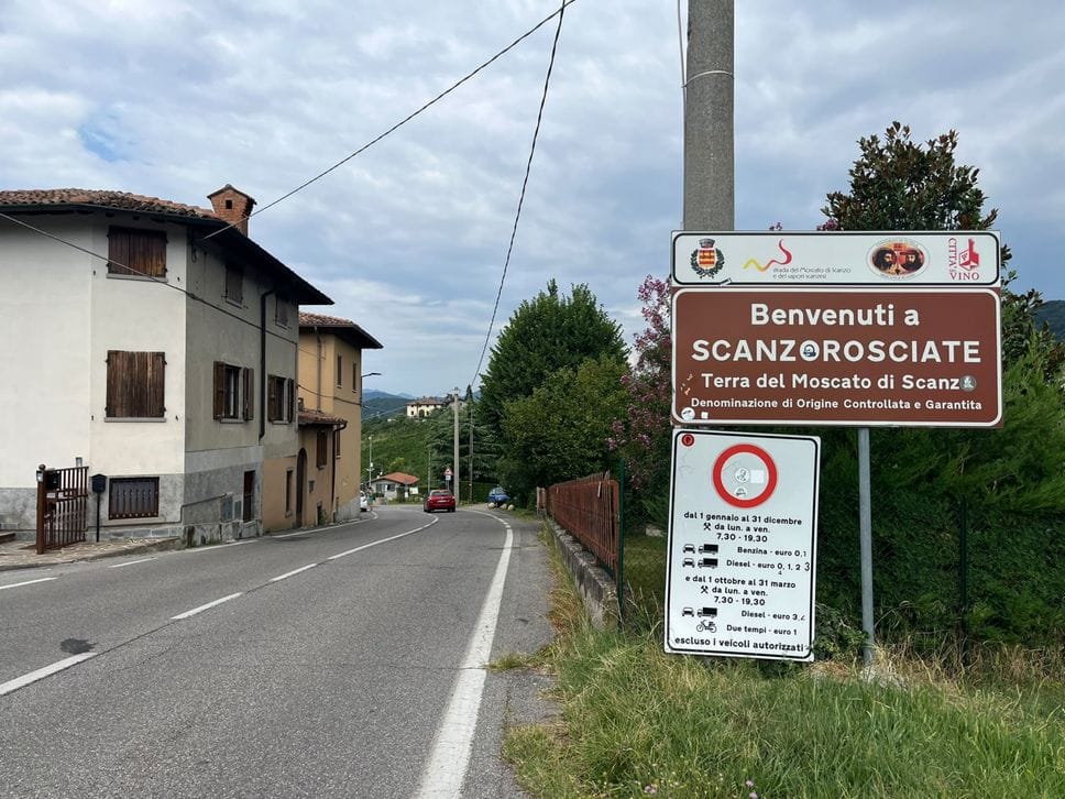 Malore mentre pedala a Scanzorosciate: 64enne grave in ospedale