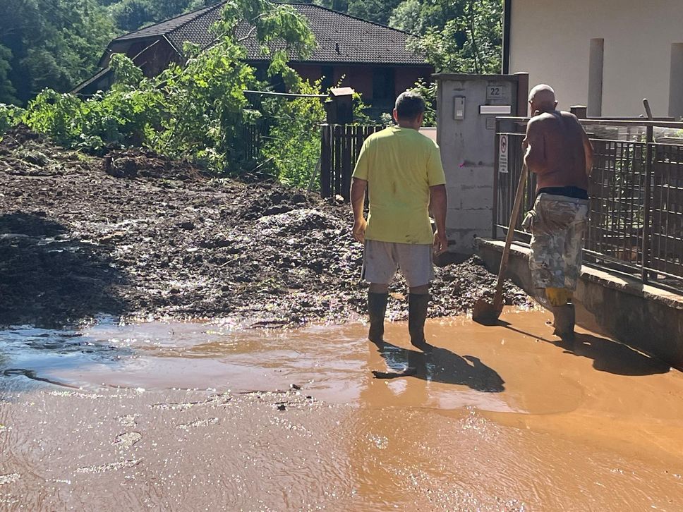 Maltempo a Sedrina, evacuate due abitazioni: si lavora per pulire da acqua e fango - Foto e video