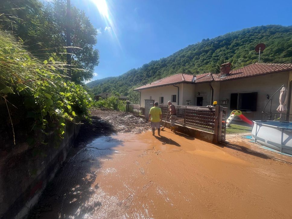 Maltempo a Sedrina, evacuate due abitazioni: si lavora per pulire da acqua e fango - Foto e video