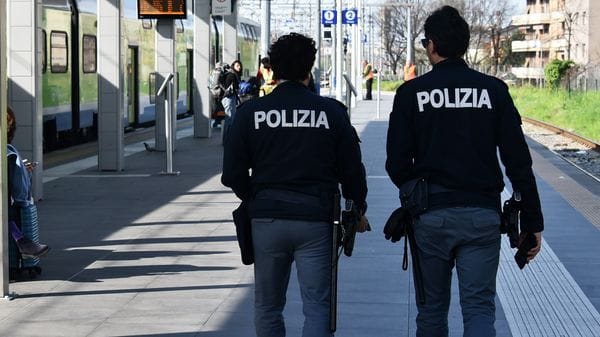 Ubriaco sul treno aggredisce due poliziotti: arrestato