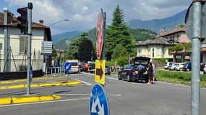 Carambola di auto a Clusone, coinvolta anche una moto:  quattro feriti
