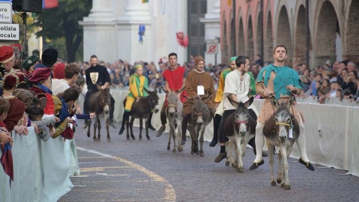 https://storage.ecodibergamo.it/media/photologue/2026/7/28/photos/cache/martinengo-accuse-incrociate-sul-palio-degli-asinelli-sospeso_6283a4cc-8ab2-11f1-becc-c995854bca90_1920_1080_v3_large_16_9.jpg