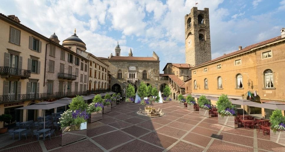 Nuovi dehors in Piazza Vecchia, debutto con i Maestri del paesaggio