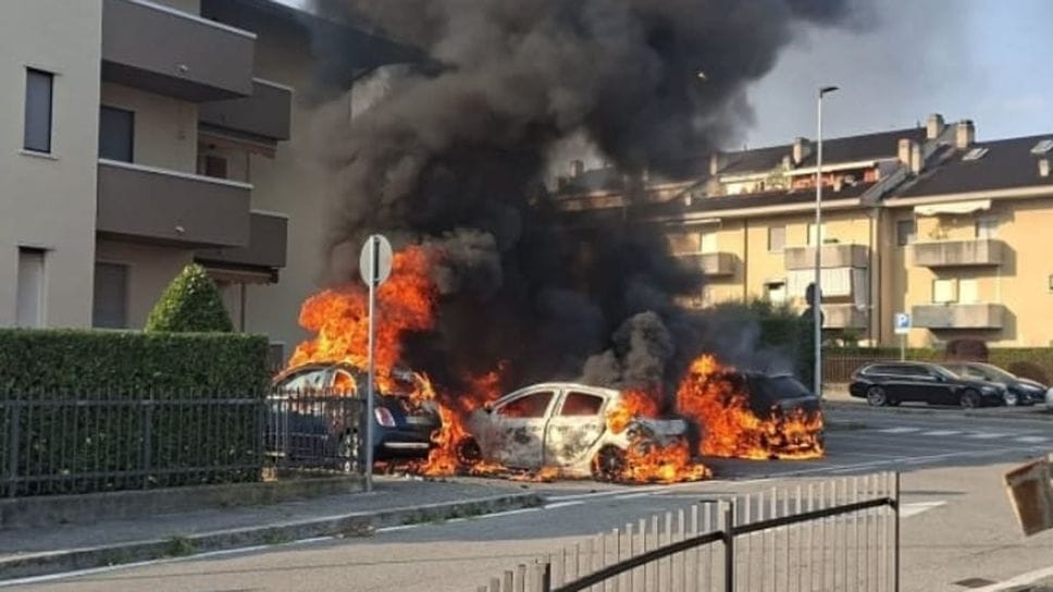 Auto prende fuoco a Mapello e coinvolge altre due vetture, nessun ferito