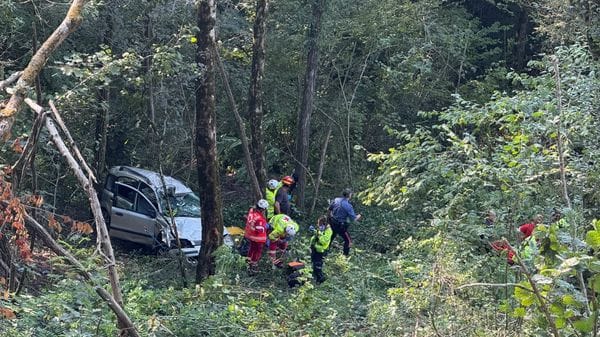 Berbenno, esce di strada e precipita in un dirupo per 30 metri:  salvo 36enne