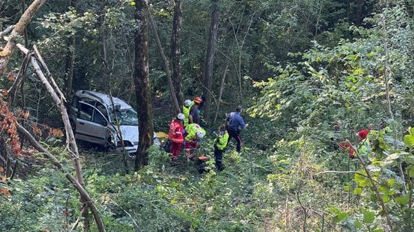 Berbenno, precipita con l’auto in un dirupo per 30 metri:  salvo 36enne -Foto/Video
