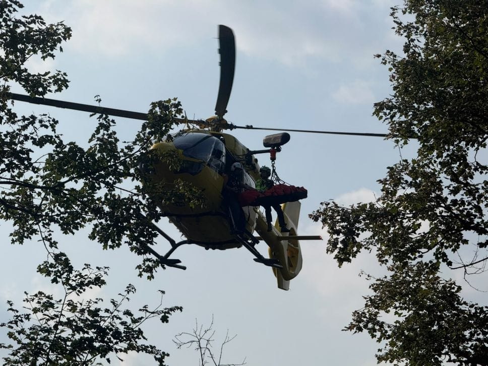 Berbenno, precipita con l’auto in un dirupo per 30 metri:  salvo 36enne -Foto/Video