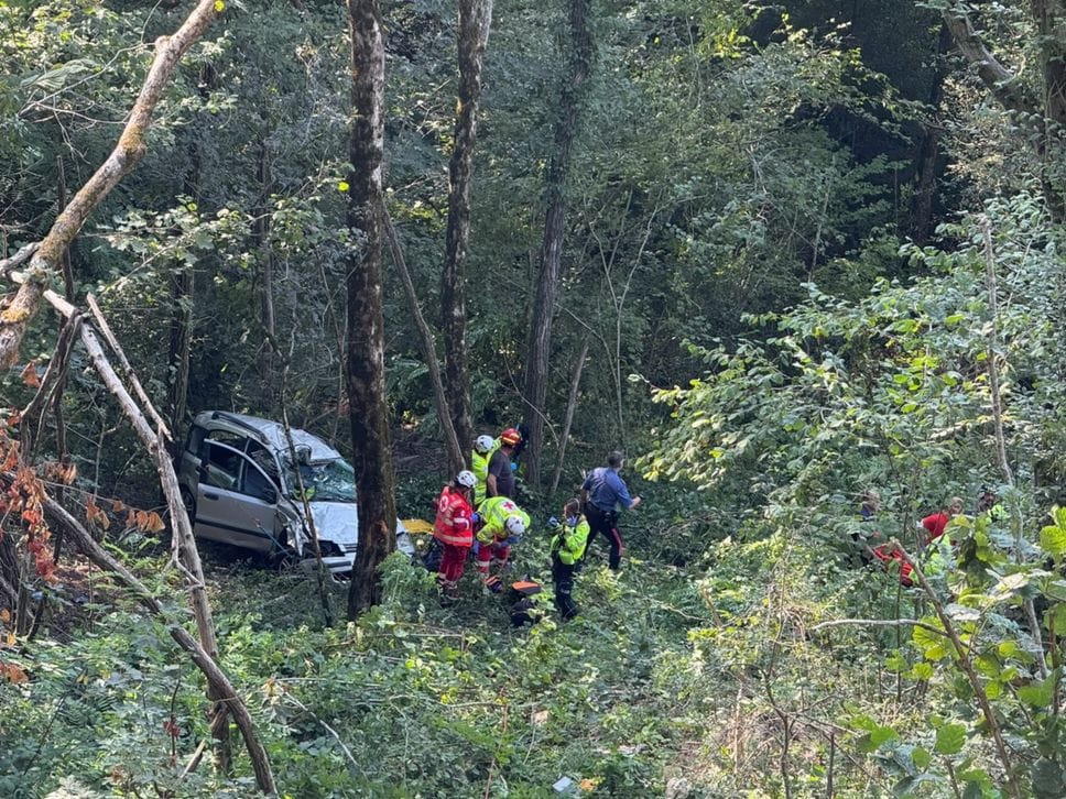 Berbenno, precipita con l’auto in un dirupo per 30 metri:  salvo 36enne -Foto/Video