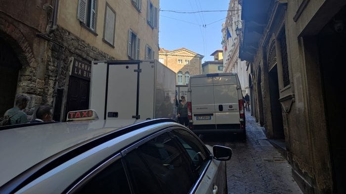 https://storage.ecodibergamo.it/media/photologue/2026/7/29/photos/cache/consegne-in-citta-alta-nuovi-orari-e-stop-ai-furgoni_9d67e762-8b73-11f1-becc-c995854bca90_1920_1080_v3_large_16_9.jpeg