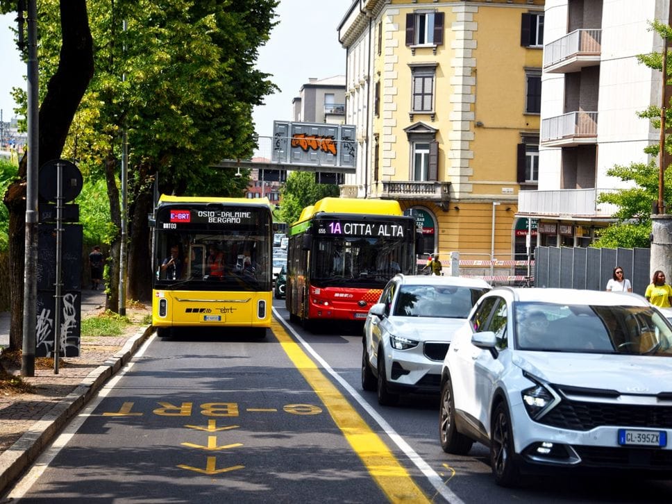 L’e-Brt scalda i motori: 44 minuti di viaggio, ma ci sono già code - Tutte le info utili