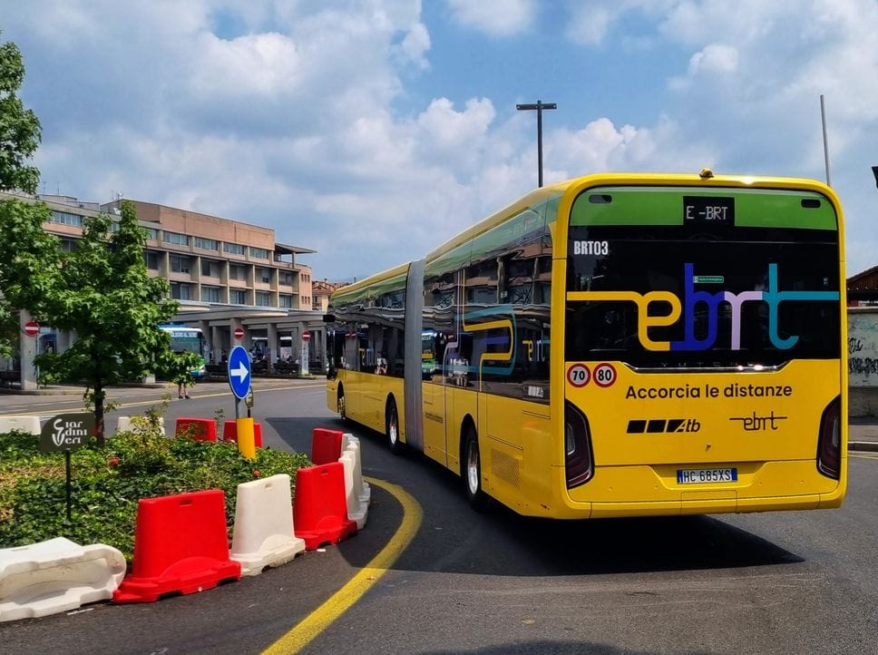 L’e-Brt scalda i motori: 44 minuti di viaggio, ma ci sono già code - Tutte le info utili