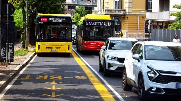 L’e-Brt scalda i motori: 44 minuti di viaggio, ma ci sono già code - Tutte le info utili