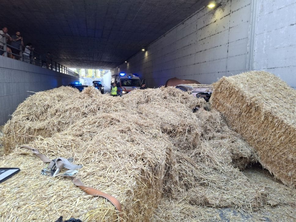 Trattore sterza e rovescia le balle di fieno su due auto e due moto a Romano -Foto