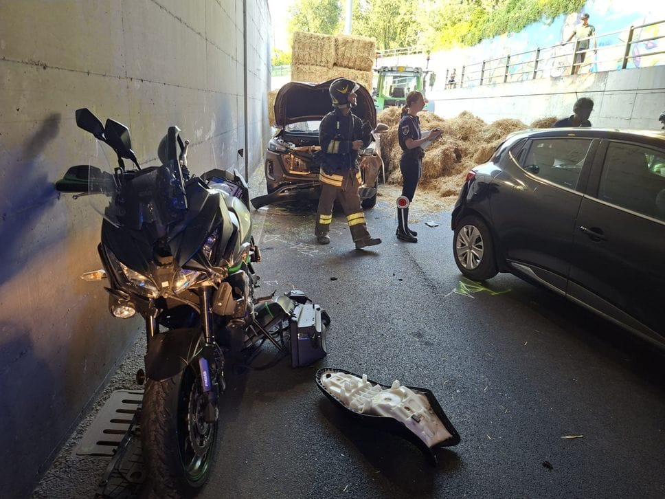 Trattore sterza e rovescia le balle di fieno su due auto e due moto a Romano -Foto